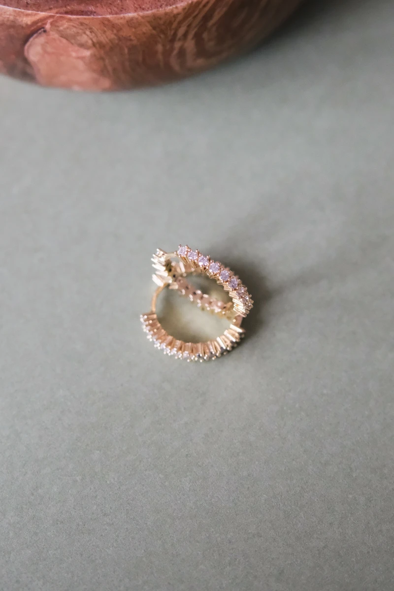 Yüksek Montür Taş Sıralı Gold Halka Küpe