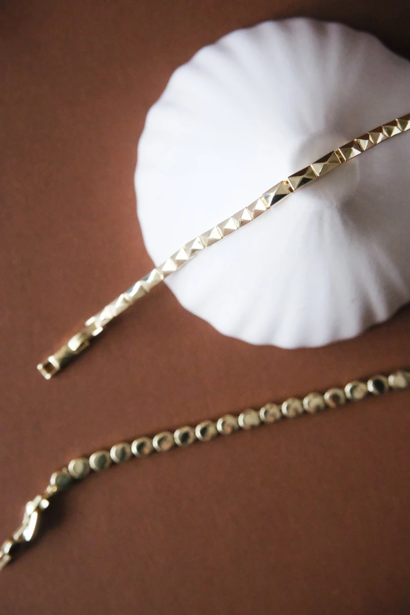 Desenli Dikdörtgen Plaka Sıralı Tasarım Gold Bileklik