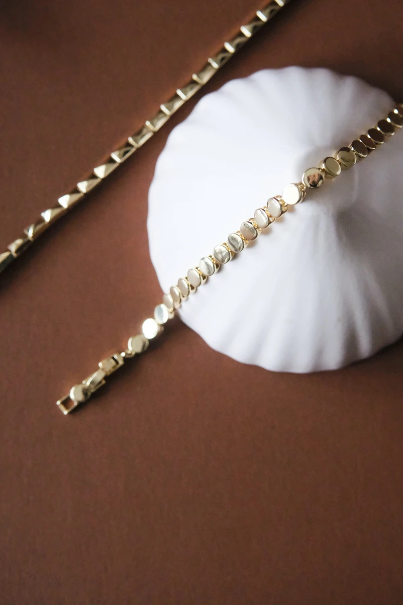 Yuvarlak Plaka Sıralı Tasarım Gold Bileklik