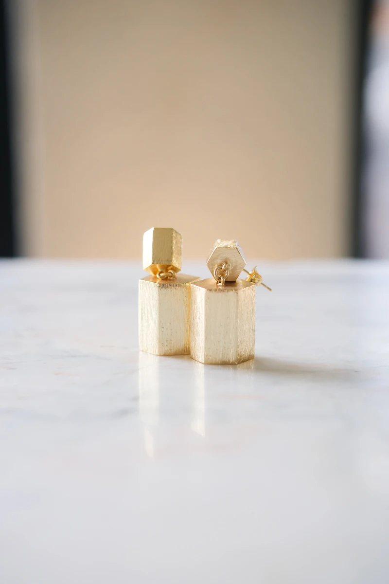 Altıgen Prizma Tasarım Mat Gold Küpe