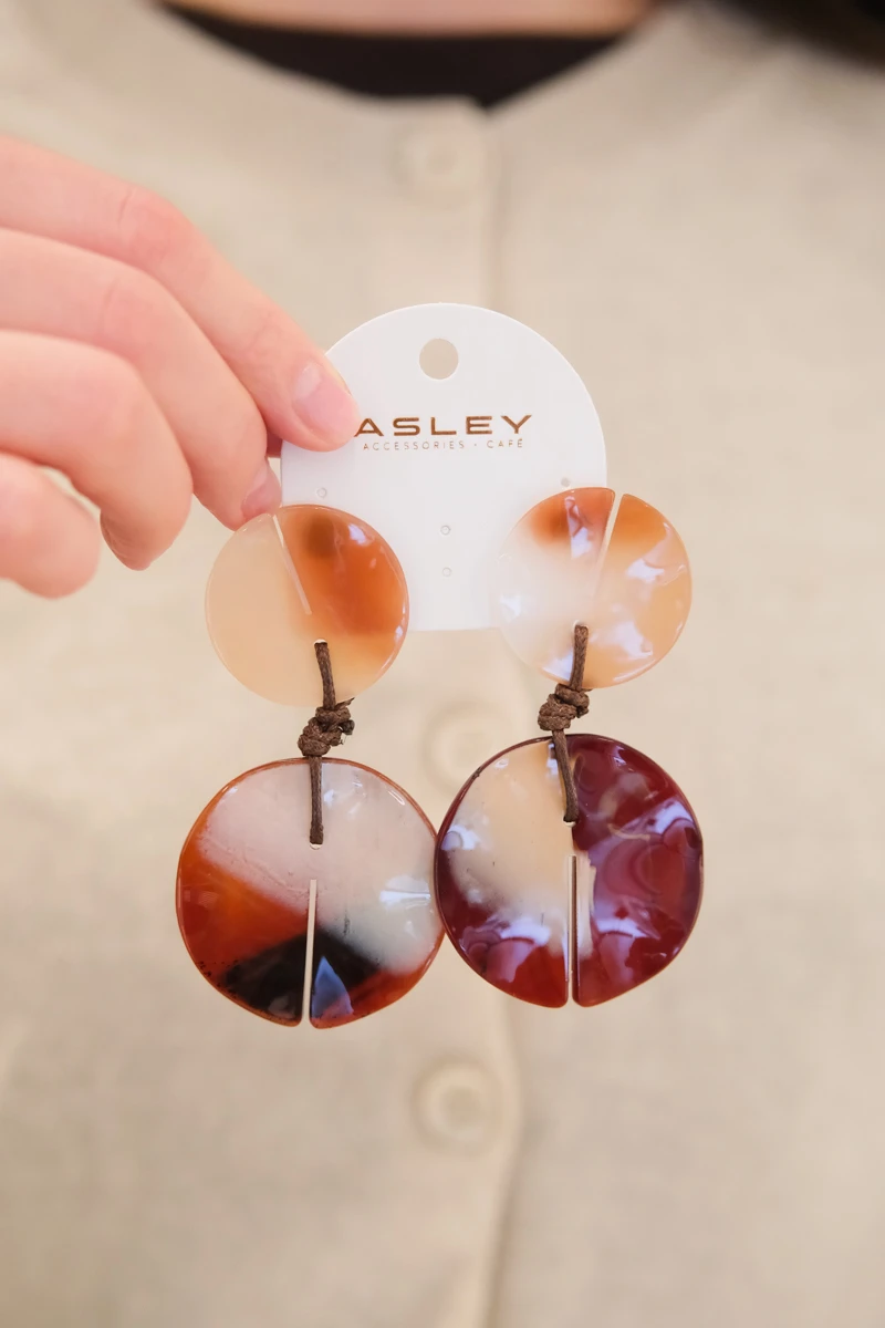 Kahverengi Yuvarlak Plaka Tasarım Kemik Küpe