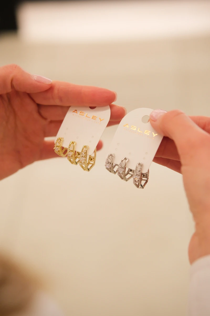 Baget Taş Detaylı Beşgen Tasarım Üçlü Gold Küpe Seti