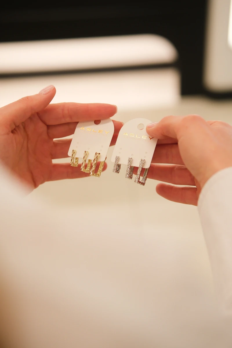 Desenli Dikdörtgen Halka Tasarım Üçlü Gold Küpe Seti