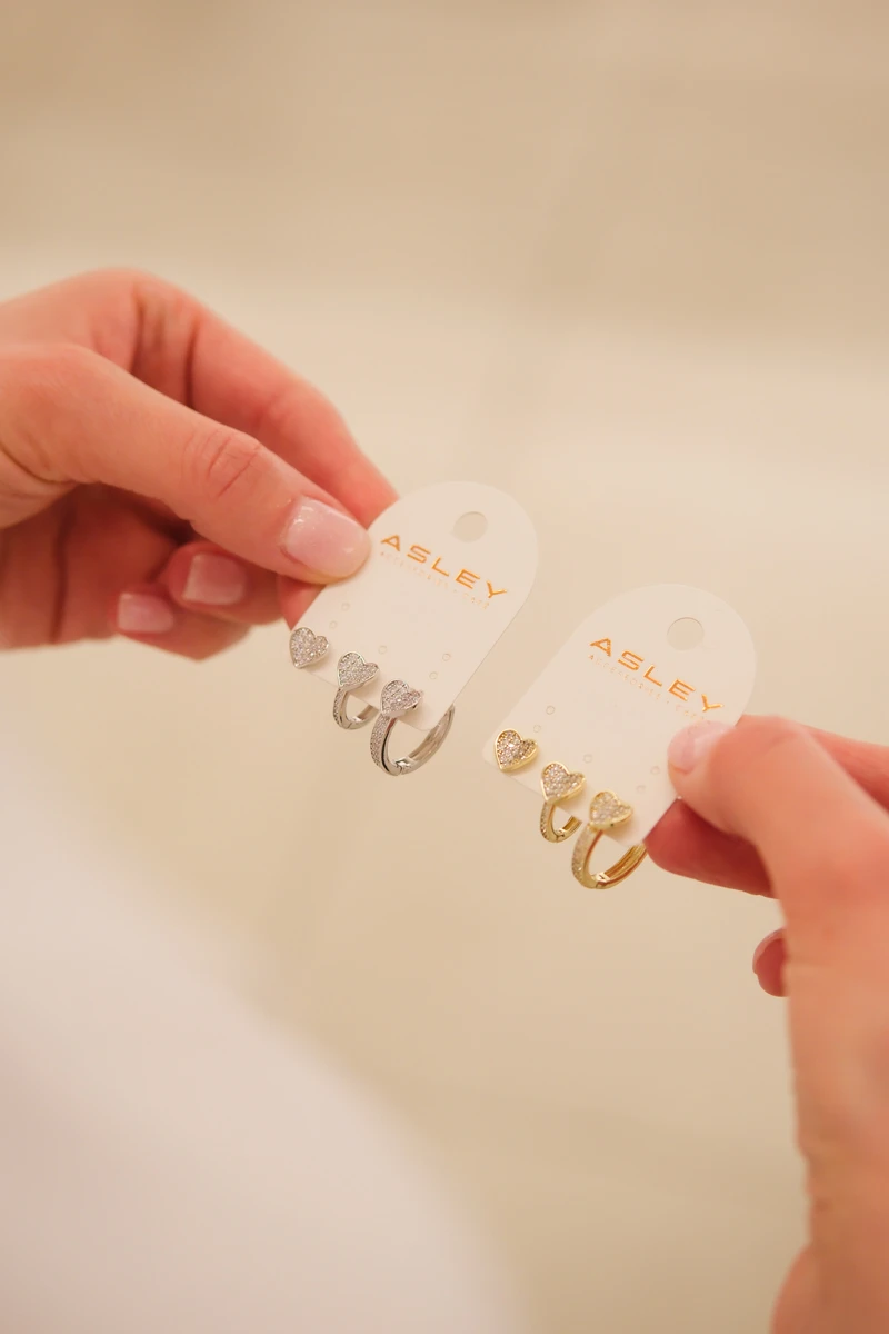 Taşlı Kalp Detaylı Üçlü Gold Küpe Seti