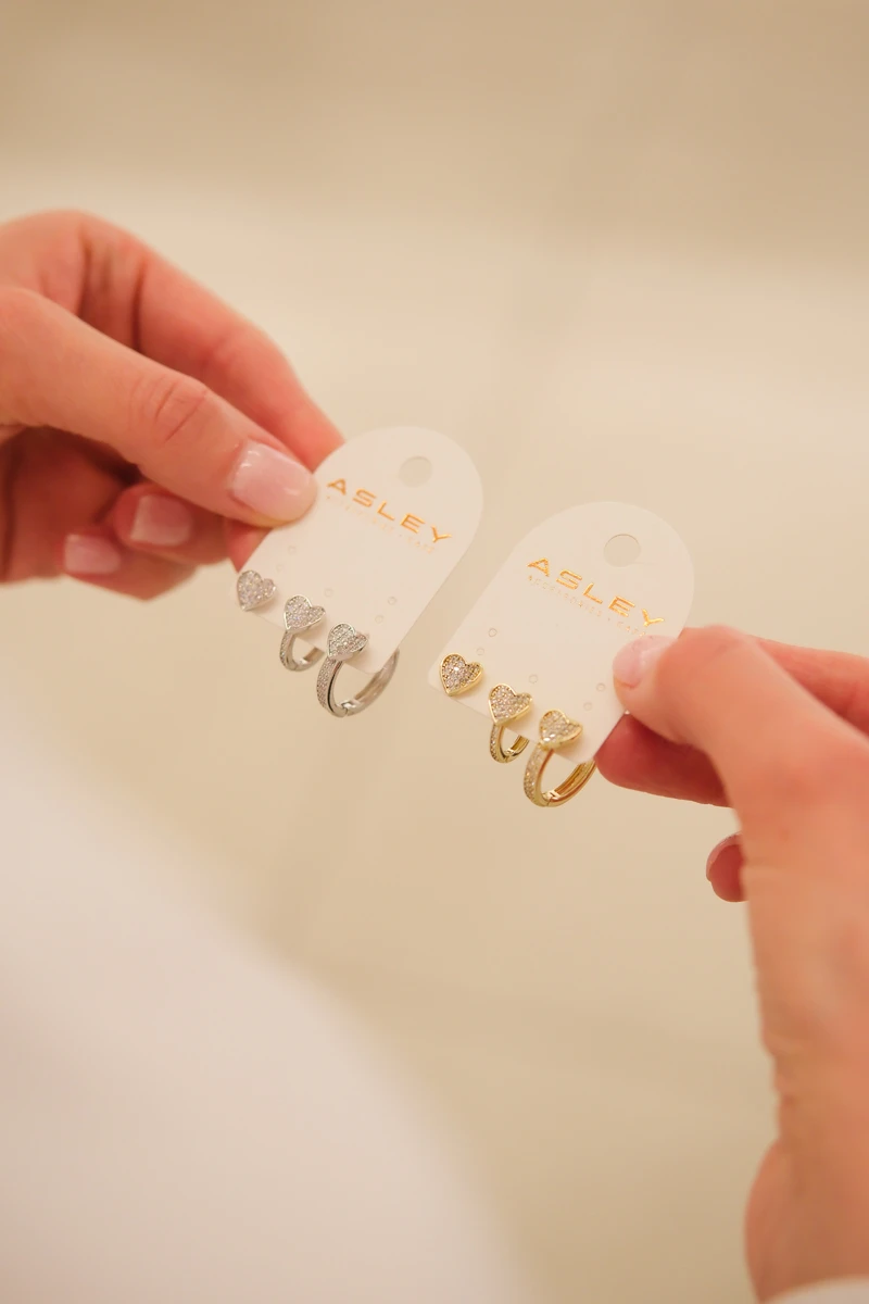 Taşlı Kalp Detaylı Üçlü Gümüş Küpe Seti