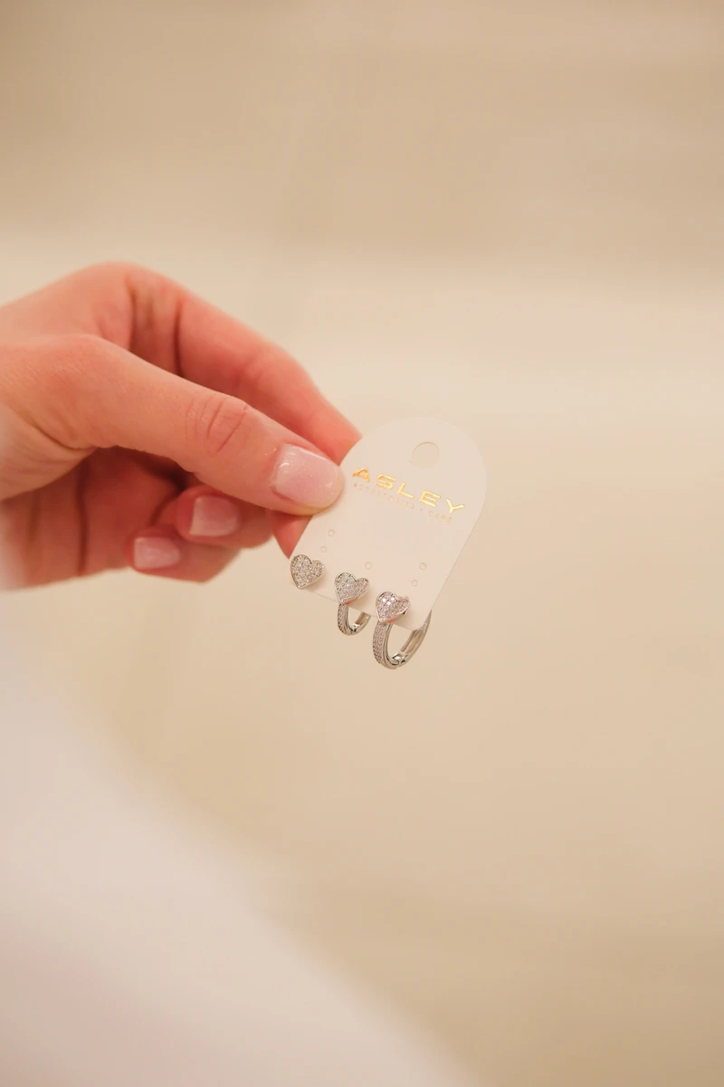 Taşlı Kalp Detaylı Üçlü Gümüş Küpe Seti