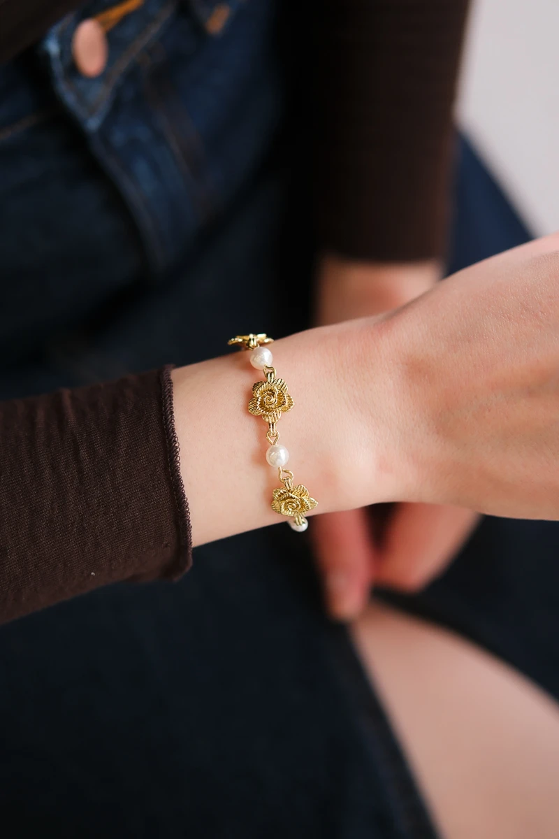 Çiçek Detaylı İnci Sıralı Gold Bileklik