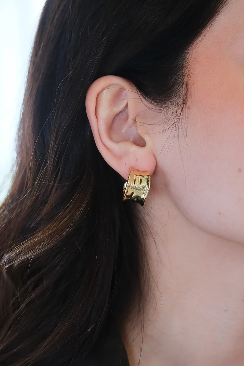 Dokulu Çukur Tasarım Gold Halka Küpe