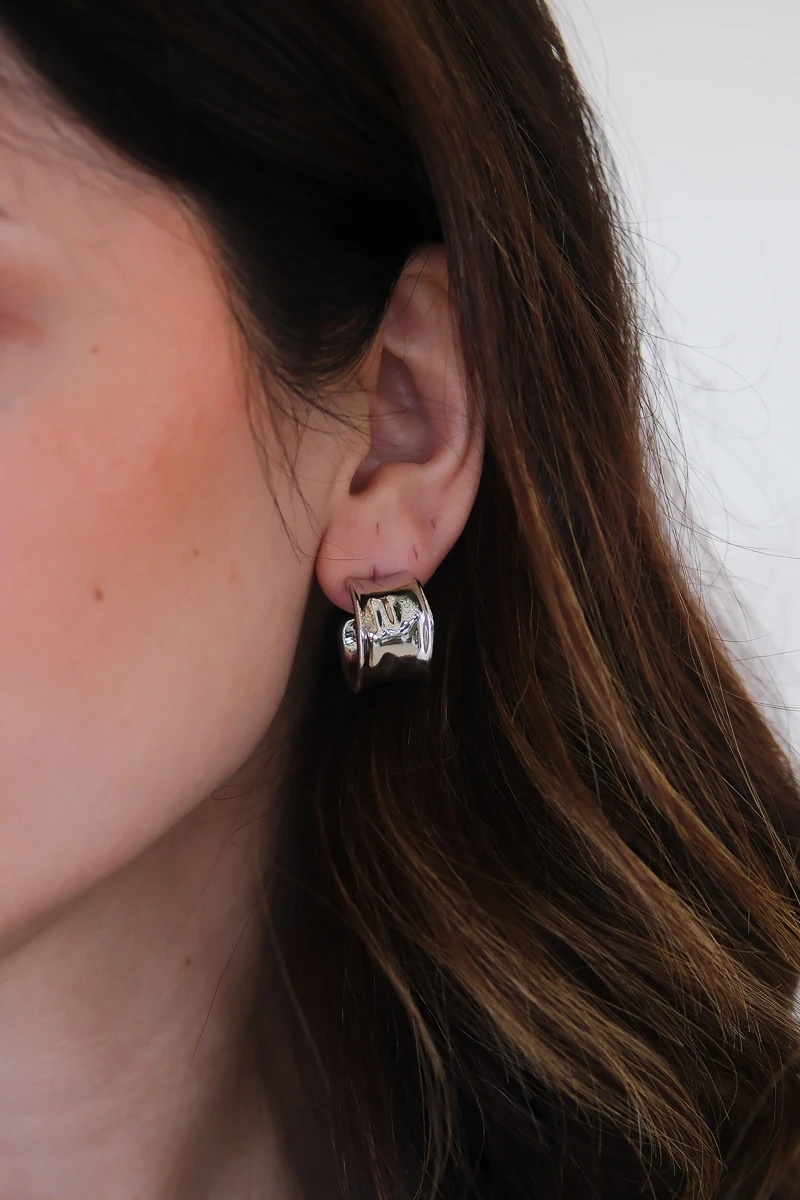 Dokulu Çukur Tasarım Gümüş Halka Küpe