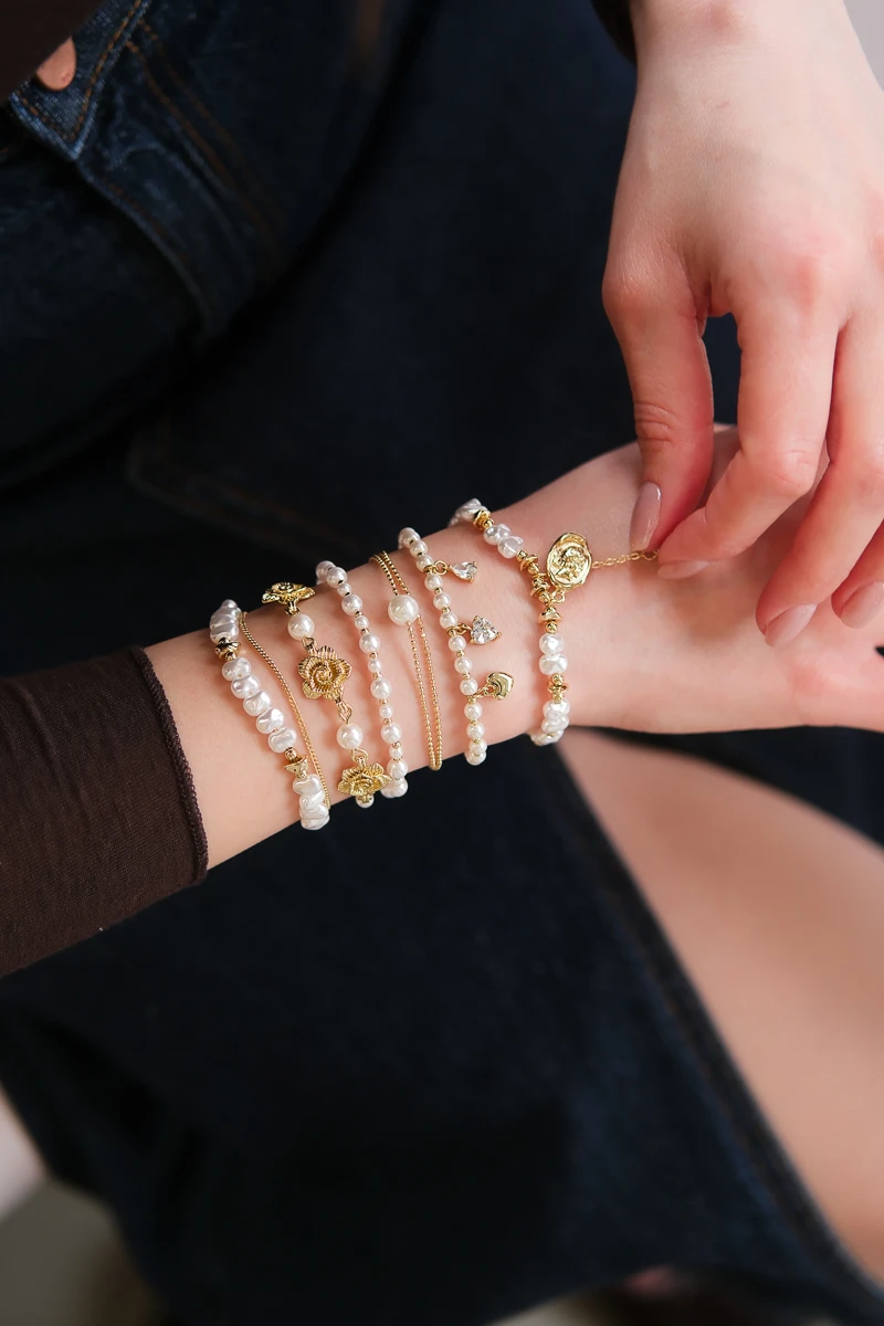 Gold Topçuk Detaylı İnci Sıralı Bileklik