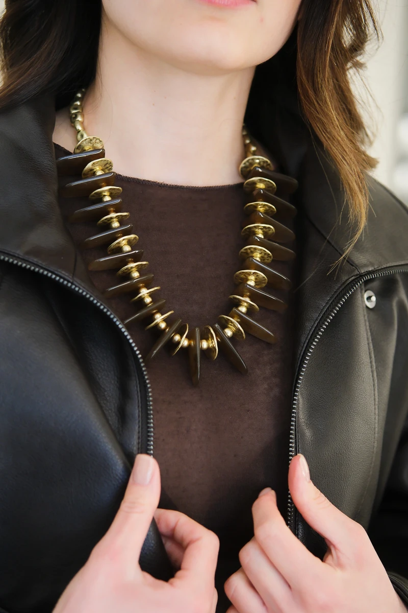 Kahverengi Büyük Plaka Detaylı Kalın Mat Gold Kolye