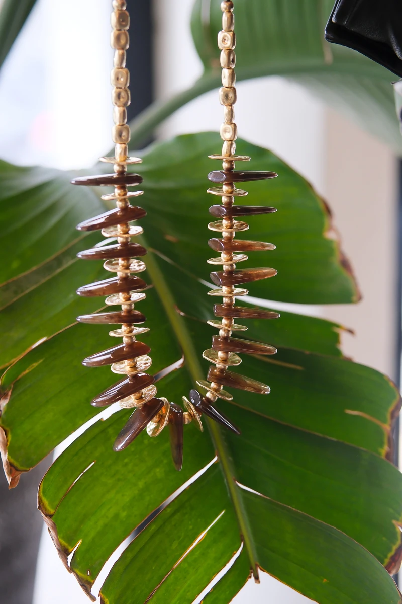 Kahverengi Büyük Plaka Detaylı Kalın Mat Gold Kolye