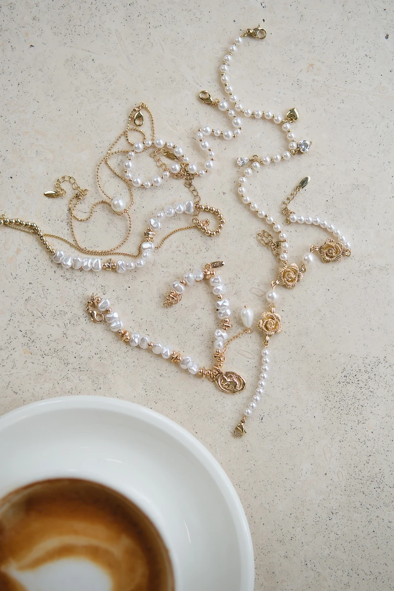 Madalyon Detaylı İnci Sıralı Gold Bileklik