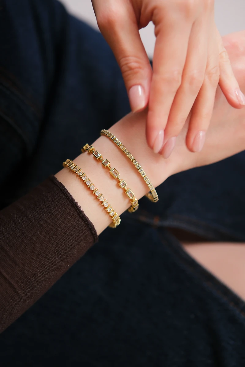 Minimal Kare Taş Sıralı Tasarım Gold Bileklik