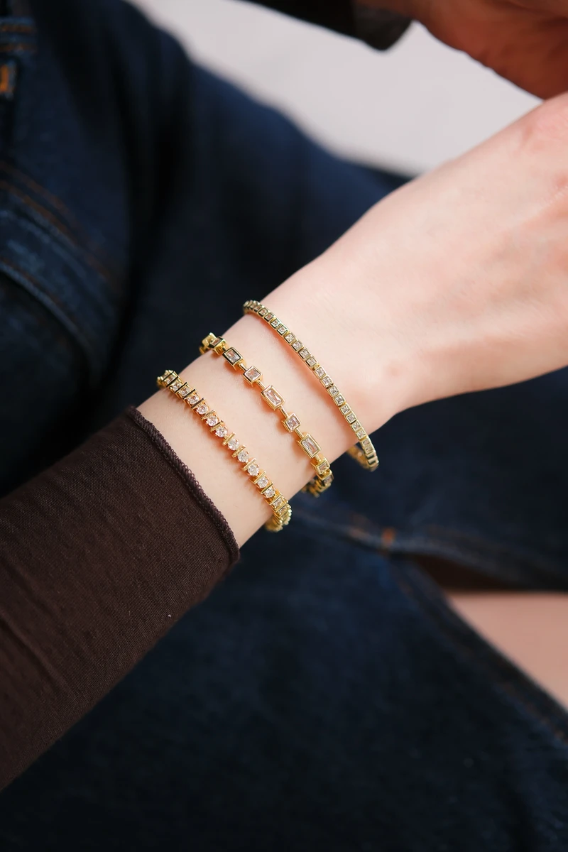 Minimal Kare Taş Sıralı Tasarım Gold Bileklik
