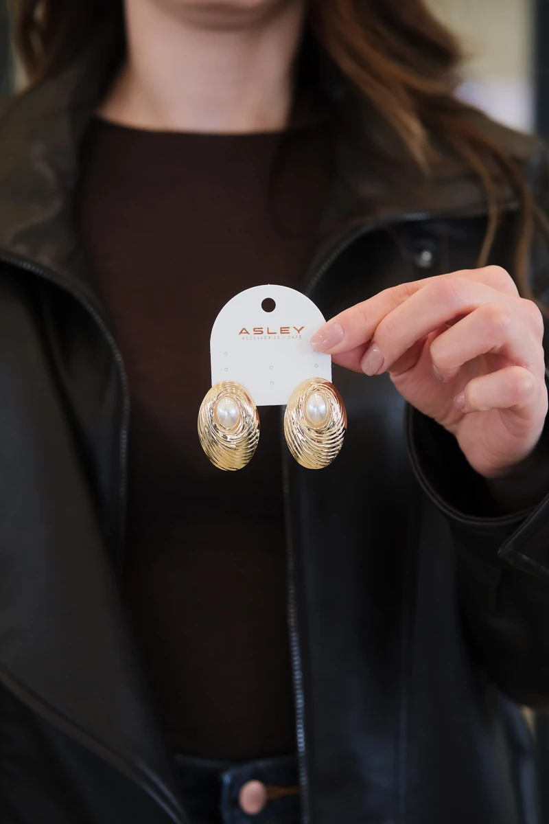 Oval İnci Detaylı Midye Tasarım Gold Küpe