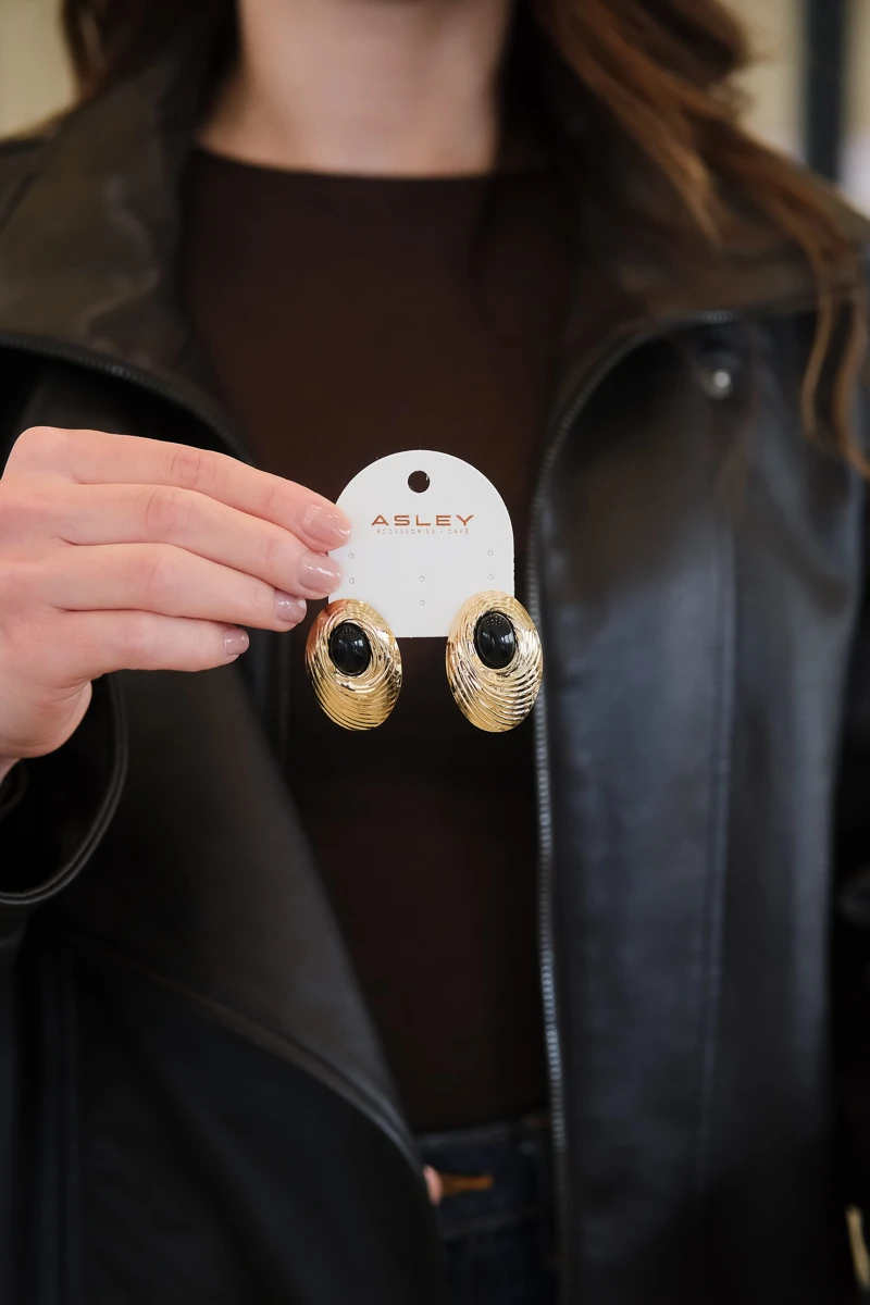 Siyah Oval Taş Detaylı Midye Tasarım Gold Küpe