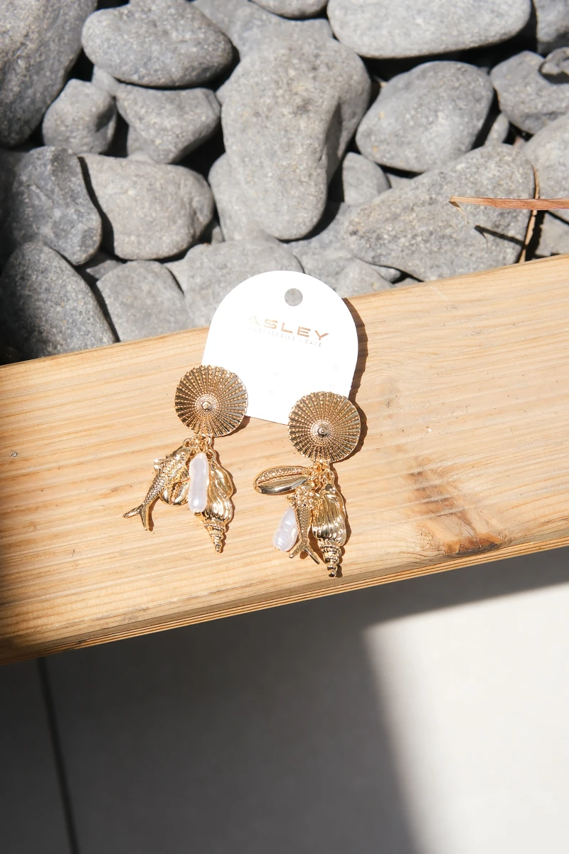 Deniz Temalı Çoklu Charm Detaylı Gold Küpe