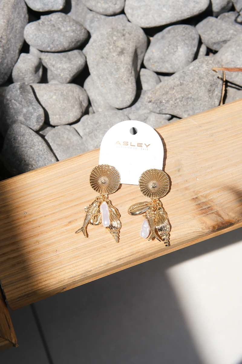 Deniz Temalı Çoklu Charm Detaylı Gold Küpe