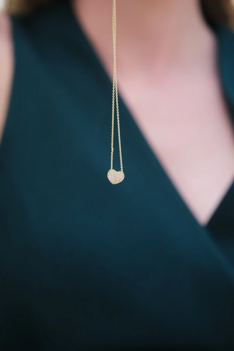 Sedefli Ve Taşlı Kalp Sallantılı Gold Kolye